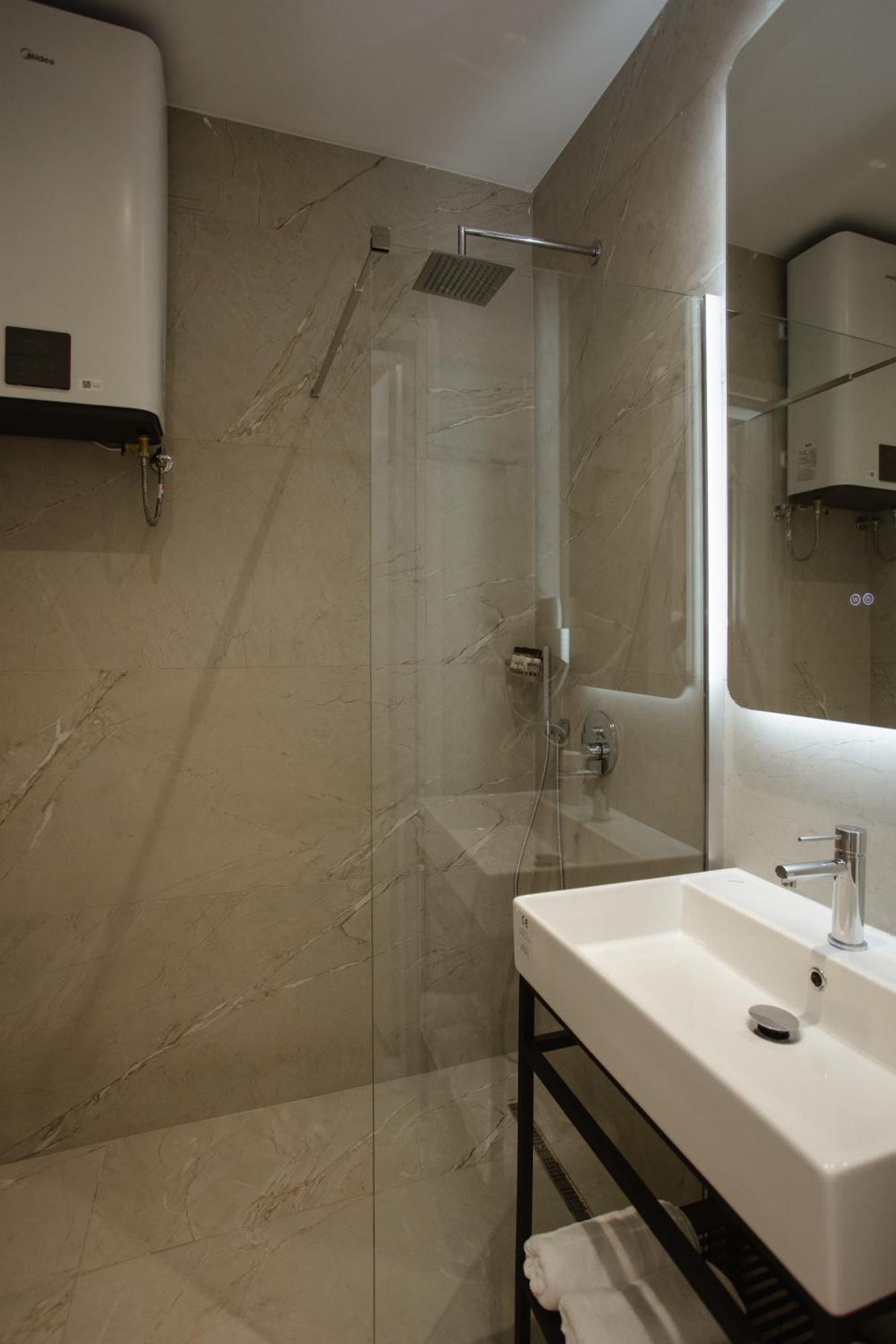 שקודר Downtown Hotel מראה חיצוני תמונה
